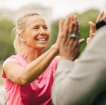 vrouw van rond de 60e jaar die sportief bezig is