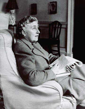 agatha christie sentada corrige pruebas de un libro