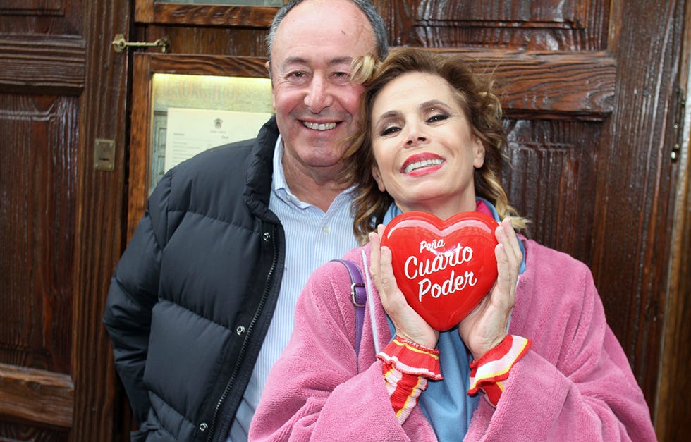 Ágatha Ruiz de la Prada y Luis Miguel Rodríguez han sido galardonados con el premio 'Extraña pareja' de la peña periodística Cuarto Poder.