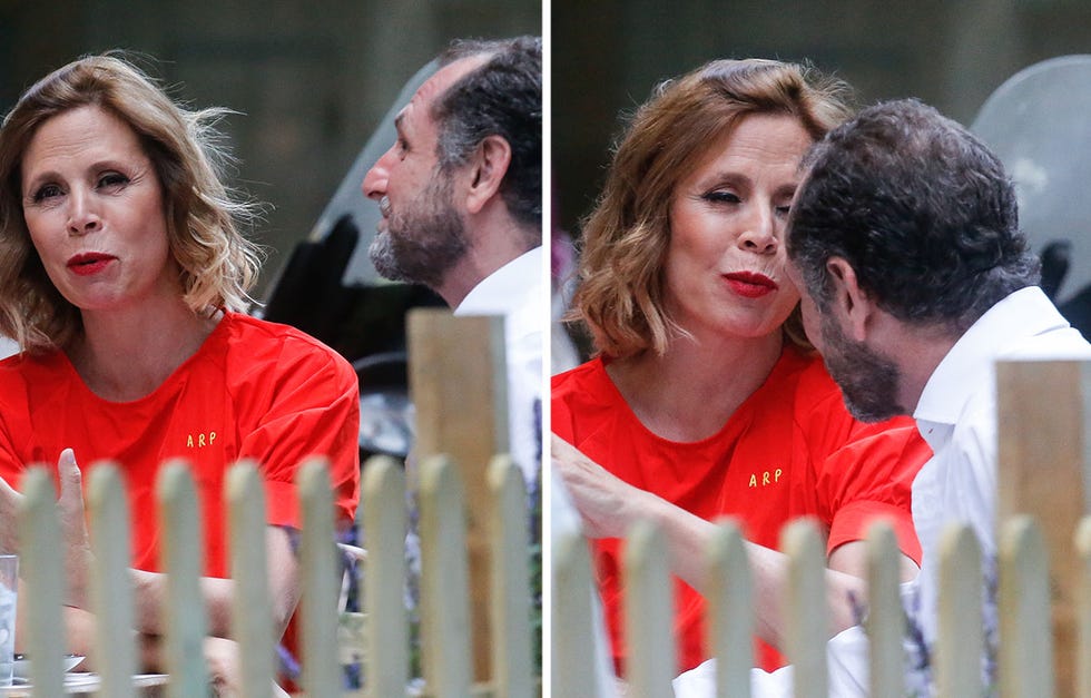 Ágatha ruiz de la prada, tarde de terraza y risas junto a luis gasset el empresario, de 52 años, ha devuelto la sonrisa a la diseñadora juntos pasaron una agradable tarde en un local de madrid