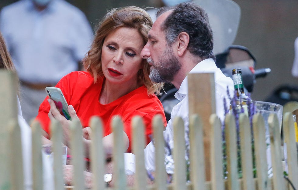 Ágatha ruiz de la prada, tarde de terraza y risas junto a luis gasset el empresario, de 52 años, ha devuelto la sonrisa a la diseñadora juntos pasaron una agradable tarde en un local de madrid
