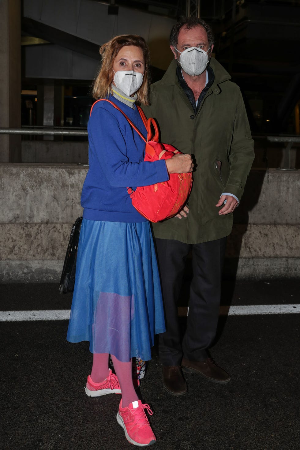 Ágatha ruiz de la prada y luis gasset en el aeropuerto de madrid tras su viaje a venecia