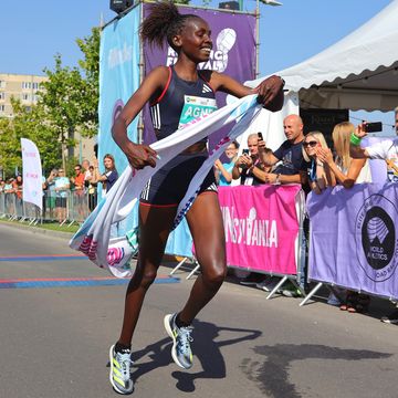 agnes ngetich bate en el brasov running festiva 2023 el récord de 10k en una carrera solo de mujeres