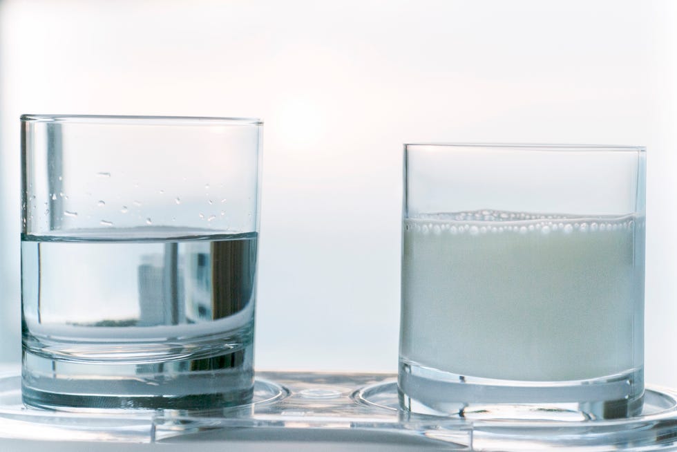 un vaso de agua y un vaso de leche