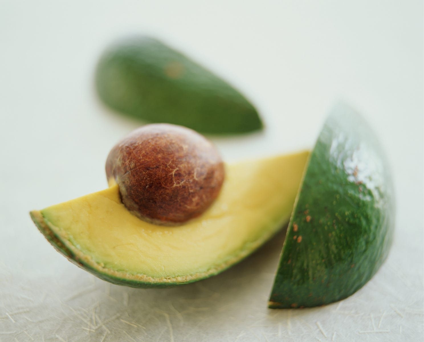 aguacate cortado en gajos con la semilla para plantar en casa