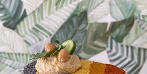 aguacate rainbow con hummus, receta de paula ordovás
