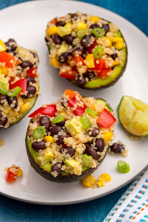 aguacates rellenos de quinoa