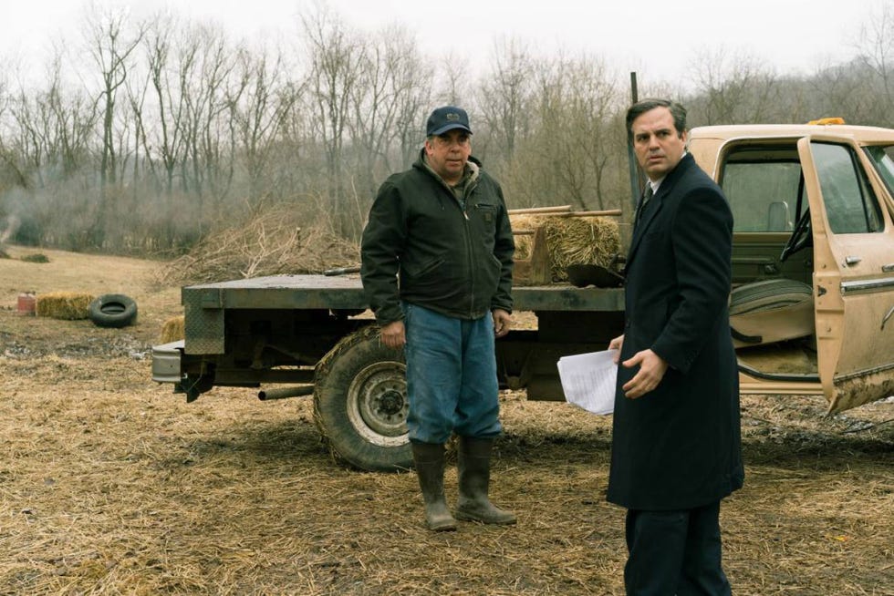 mark ruffalo con un hombre en el campo