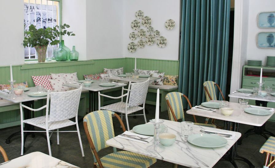 Room, Green, Furniture, Property, Table, Dining room, Restaurant, Interior design, Chair, Tablecloth, 