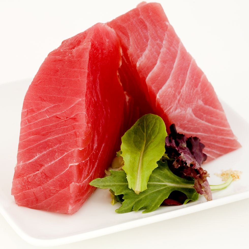 Мясе масле и овощах и. Тунец цвет мяса. Цвет мяса тунца свежего.