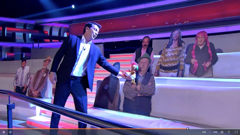 arturo valls habla con un carton