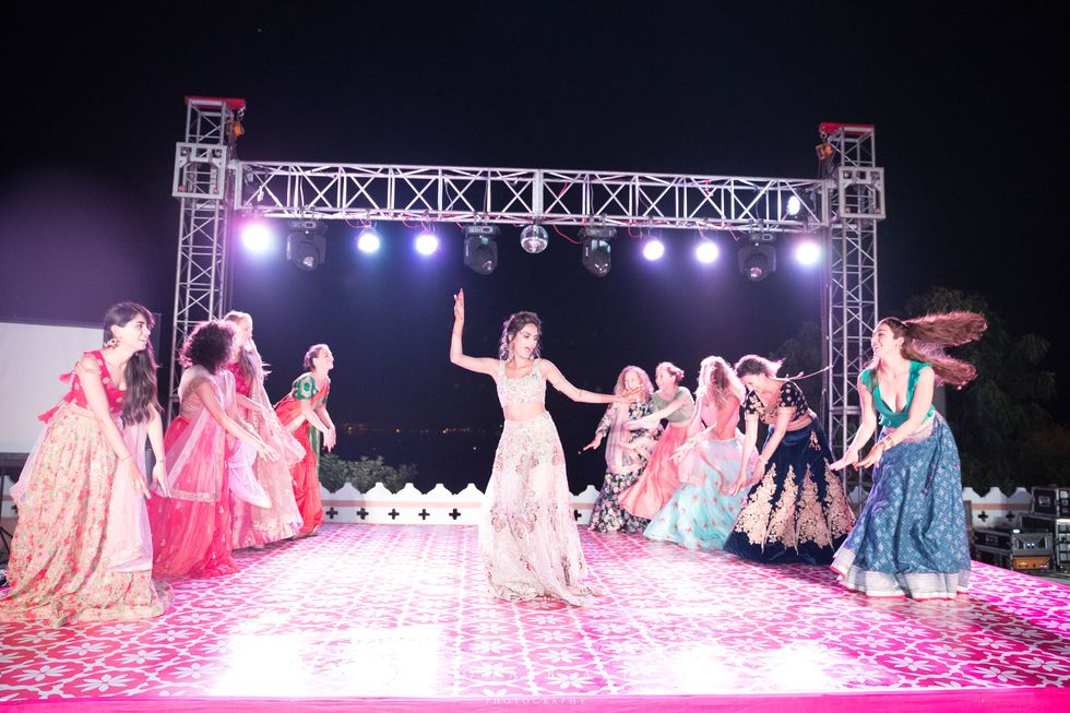 Entertainment, Performance, Performing arts, Event, Pink, Performance art, Dance, Stage, Dress, Fashion, 