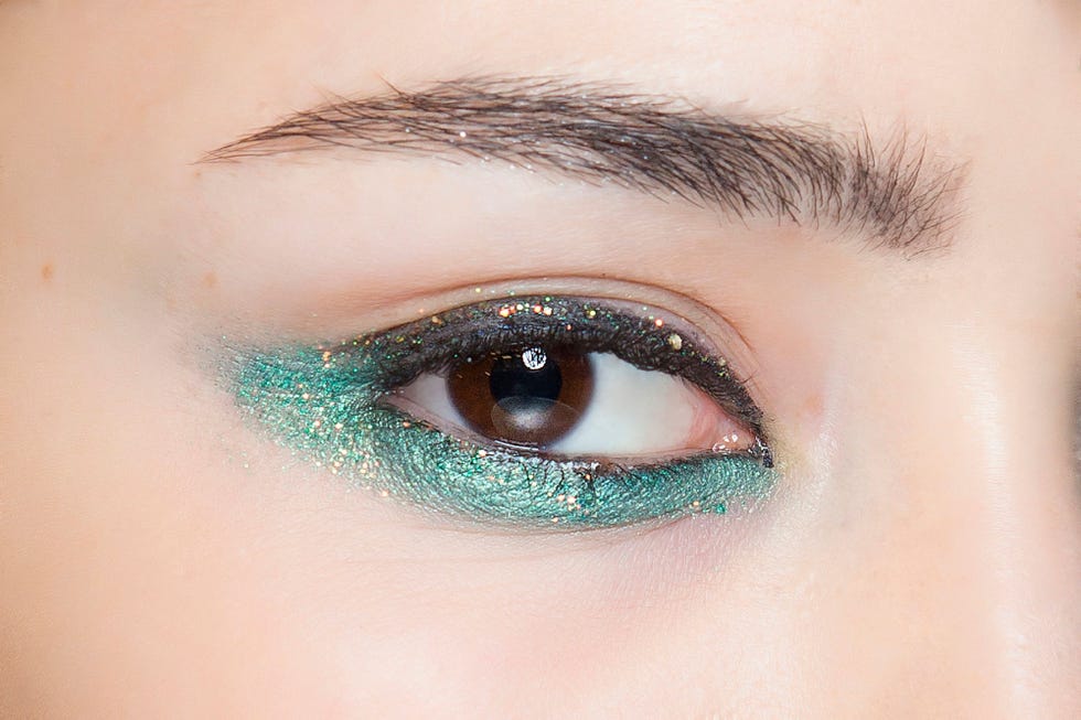 maquillaje verde para ojos marrones