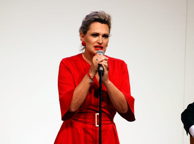 ainhoa arteta en una imagen de archivo cantando en fitur 2021, con vestido rojo