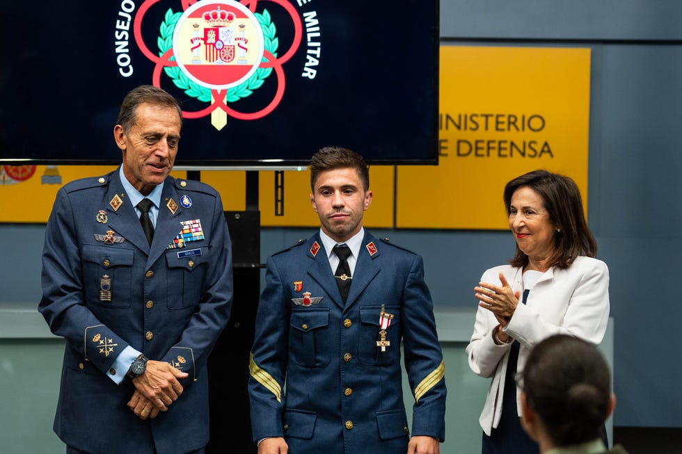 robles receives spanish military medal winners at the paris 2024 olympic games