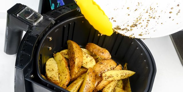 https://hips.hearstapps.com/hmg-prod/images/air-fryer-grill-potato-at-home-isolated-on-white-royalty-free-image-1640714864.jpg?crop=1.00xw:0.758xh;0,0.0242xh&resize=640:*