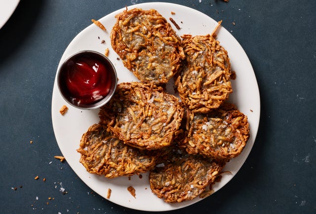 https://hips.hearstapps.com/hmg-prod/images/air-fryer-hash-browns-1-1651248703.jpg?crop=1.00xw:1.00xh;0,0&resize=640:*