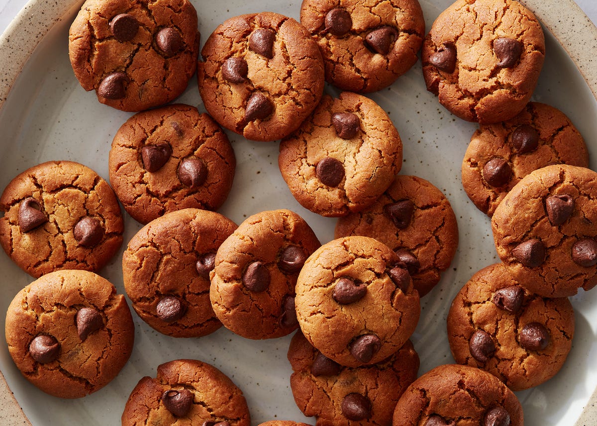 https://hips.hearstapps.com/hmg-prod/images/air-fryer-mini-gf-peanut-butter-chocolate-chip-cookies1-1653416380.jpg?crop=0.9522677757971876xw:1xh;center,top&resize=1200:*