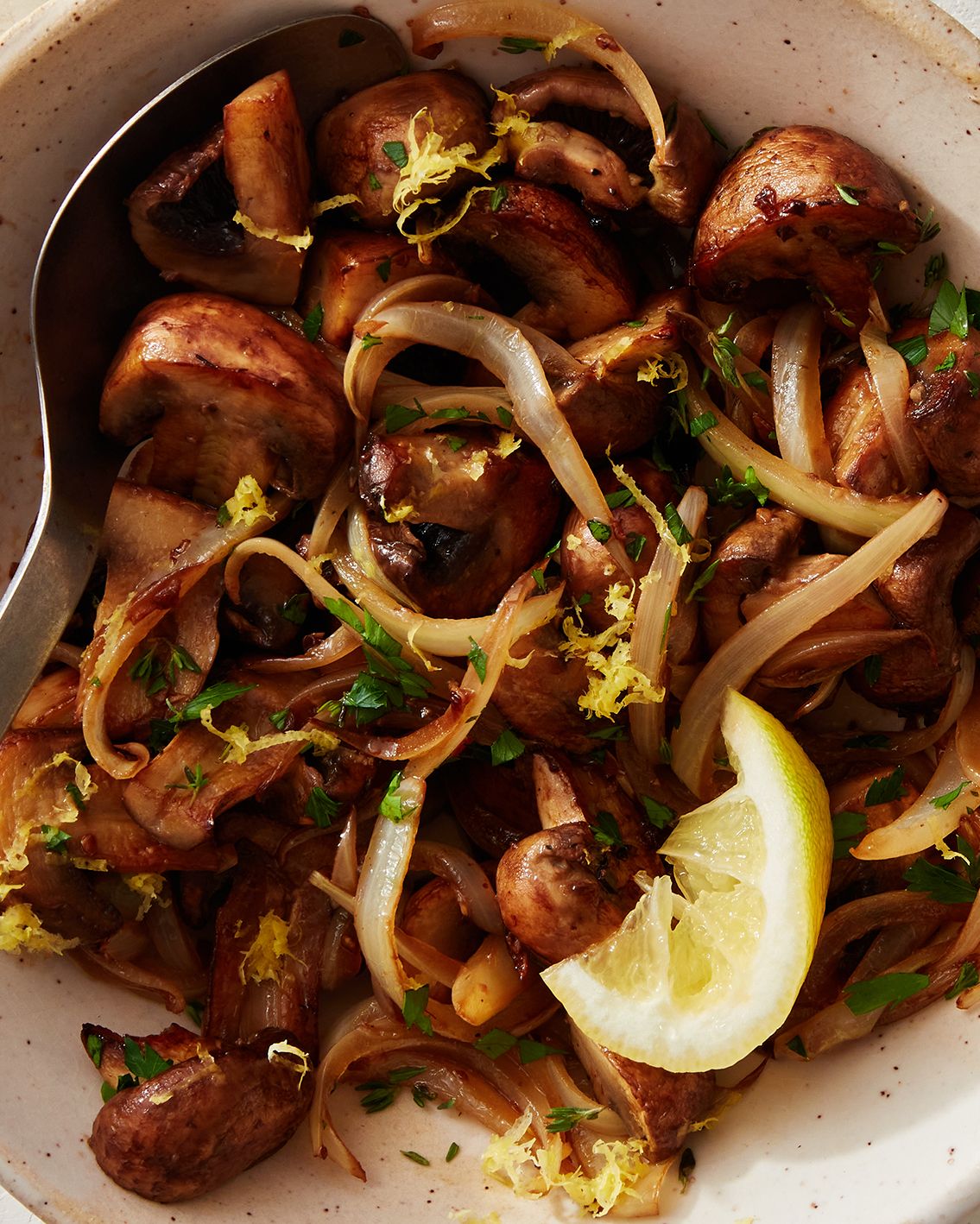 https://hips.hearstapps.com/hmg-prod/images/air-fryer-mushrooms-and-onions2-1653422693.jpg