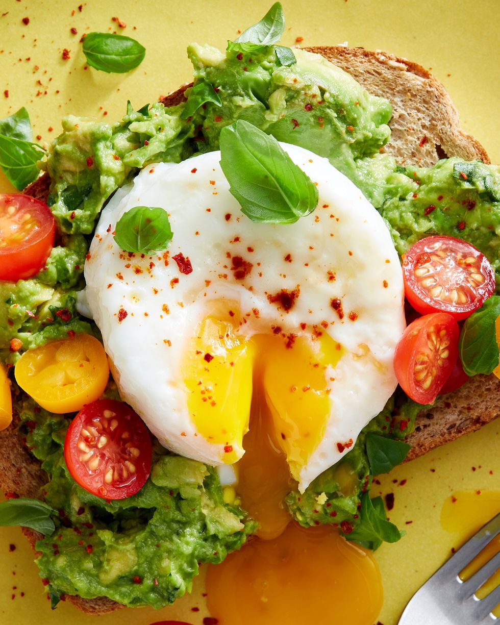 https://hips.hearstapps.com/hmg-prod/images/air-fryer-poached-egg-avocado-toast3-1653484938.jpg?resize=980:*