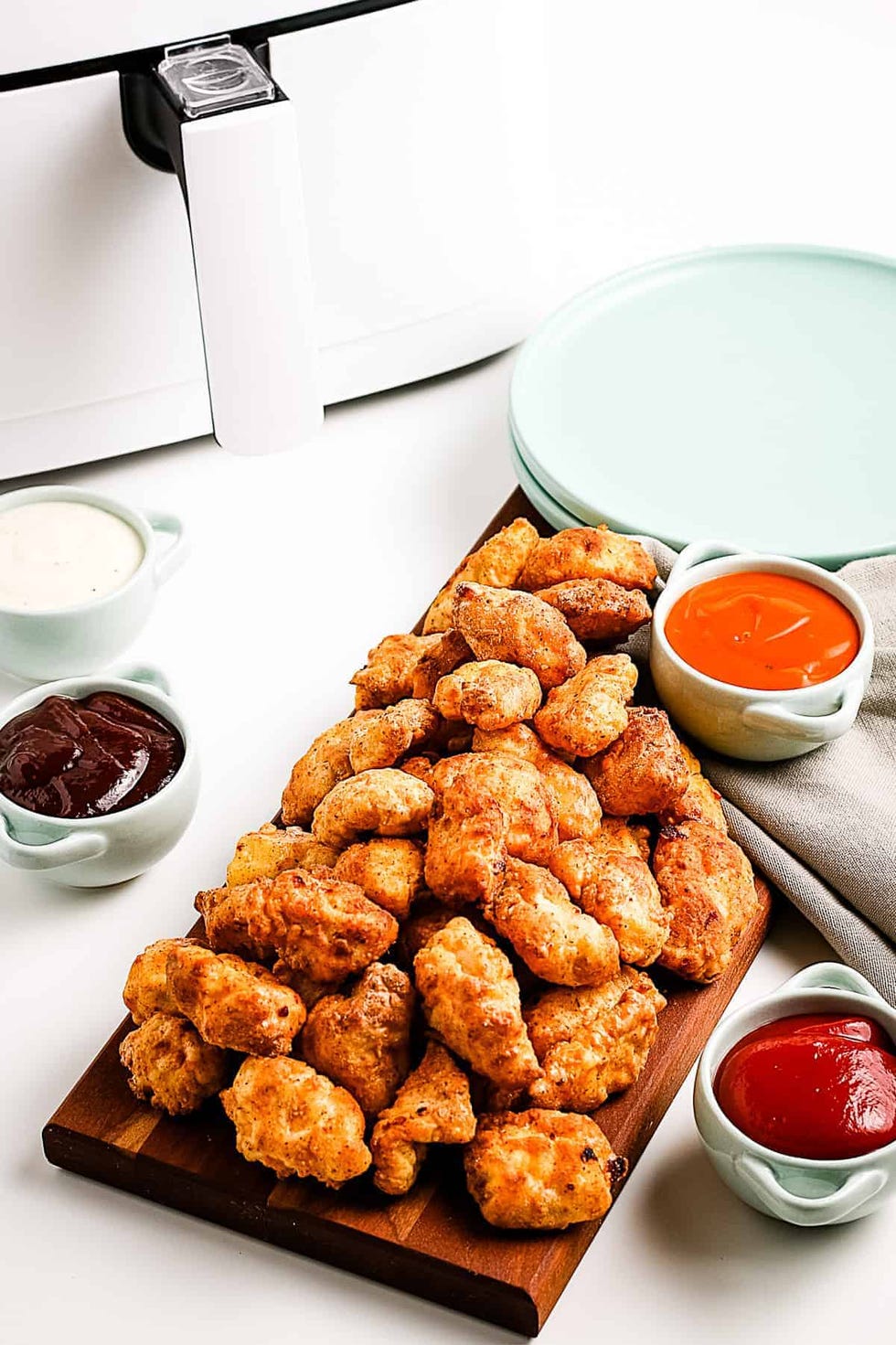 https://hips.hearstapps.com/hmg-prod/images/air-fryer-popcorn-chicken-11-of-16-656620b1497ea.jpg?crop=1.00xw:0.834xh;0,0.156xh&resize=980:*