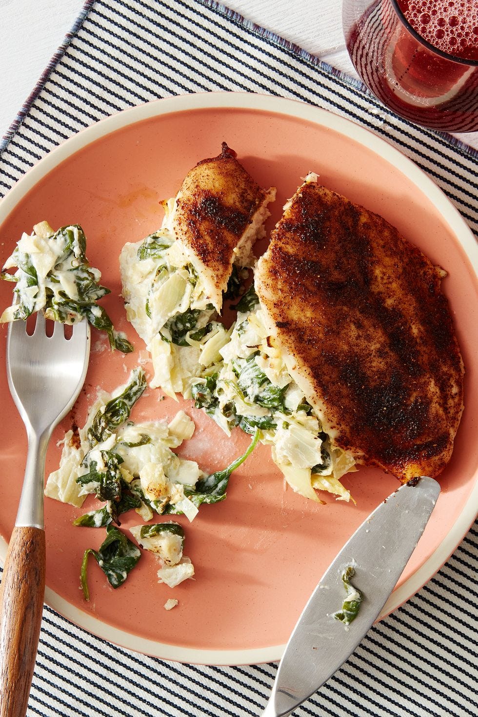 pechuga de pollo rellena de espinacas y alcachofas en freidora de aire
