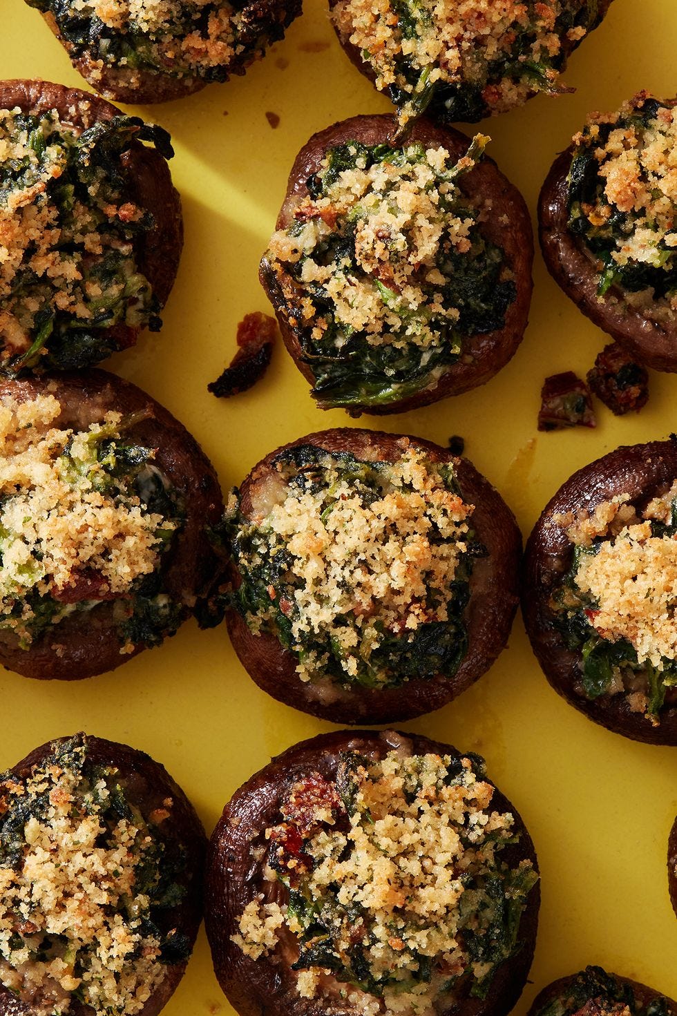 https://hips.hearstapps.com/hmg-prod/images/air-fryer-tuscan-stuffed-mushrooms1-1666382069.jpg?crop=1xw:0.9993201903467029xh;center,top&resize=980:*