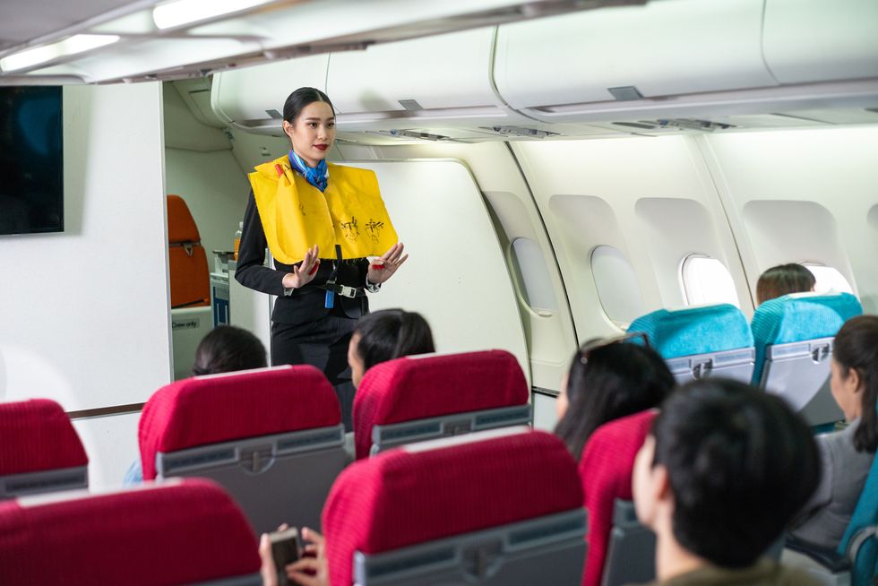 搭飛機的8個注意事項「安全性選位指南、行動電源是否要托運」提升飛航安全的必要動作！