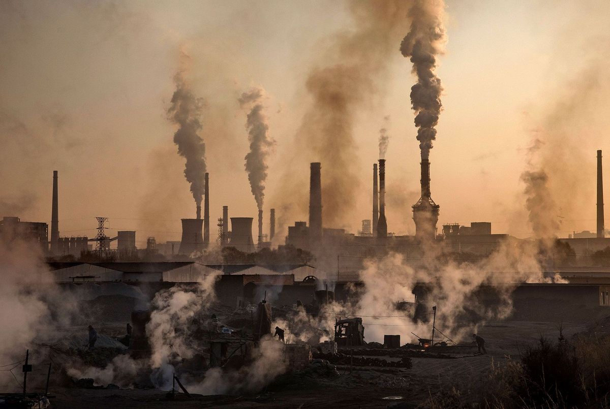 Rookwolken stijgen op uit een grote staalfabriek in China Volgens de Wereldgezondheidsorganisatie WHO ademen wereldwijd negen van de tien mensen lucht van slechte kwaliteit in