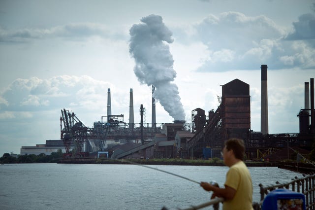Een man staat te vissen in de buurt van een kolencentrale van DTE Energy in Detroit Michigan
