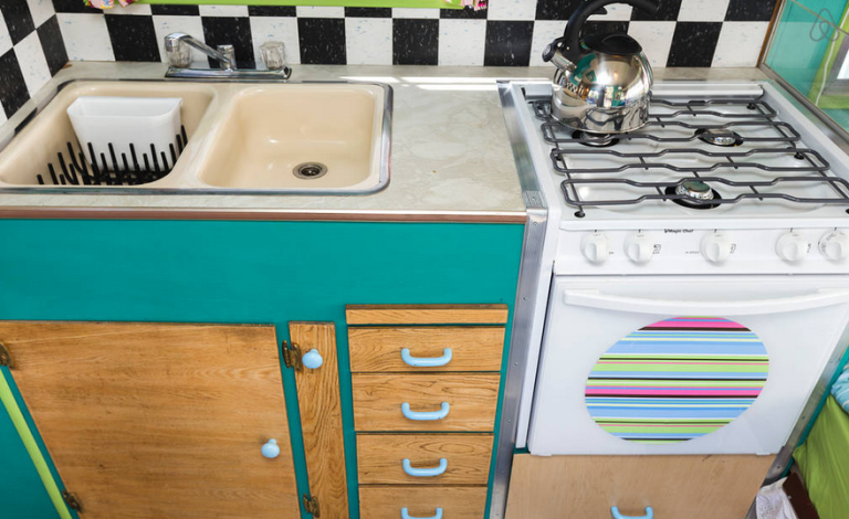 Plumbing fixture, Green, Room, Property, Tap, White, Gas stove, Drawer, Sink, Cabinetry, 