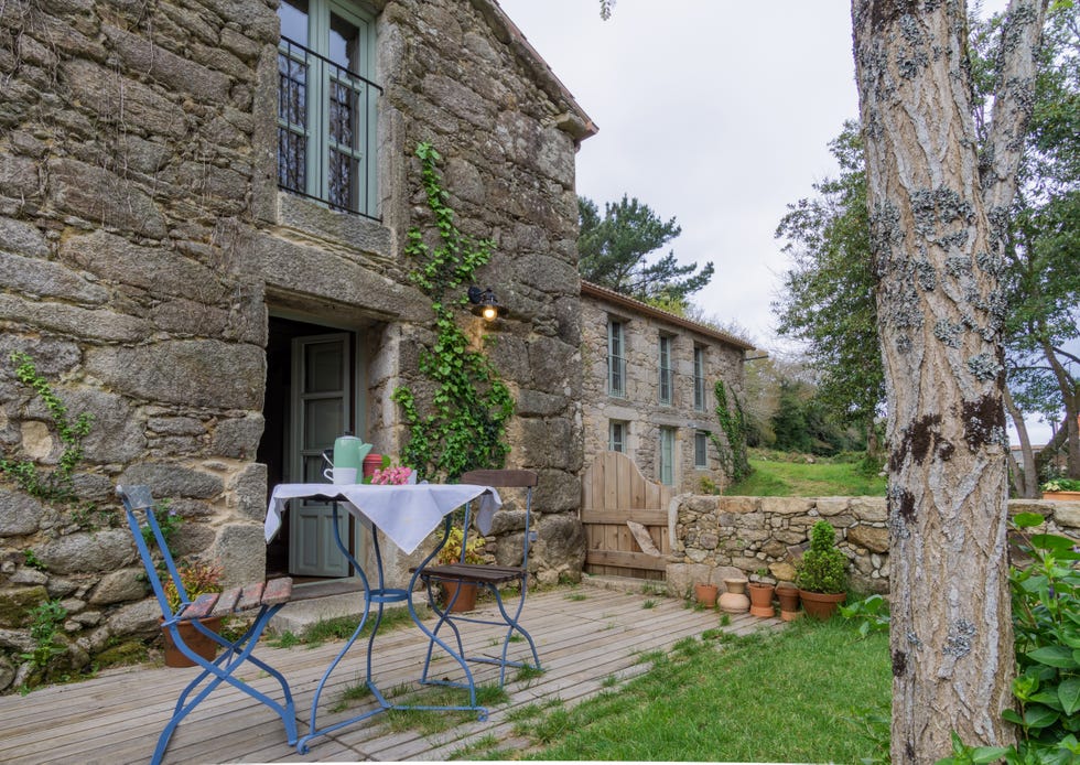 casa de piedra con jardín