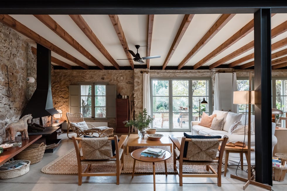 casa rústica de piedra en la costa brava