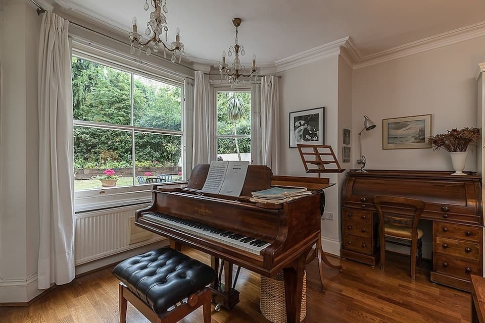 airbnb piano london