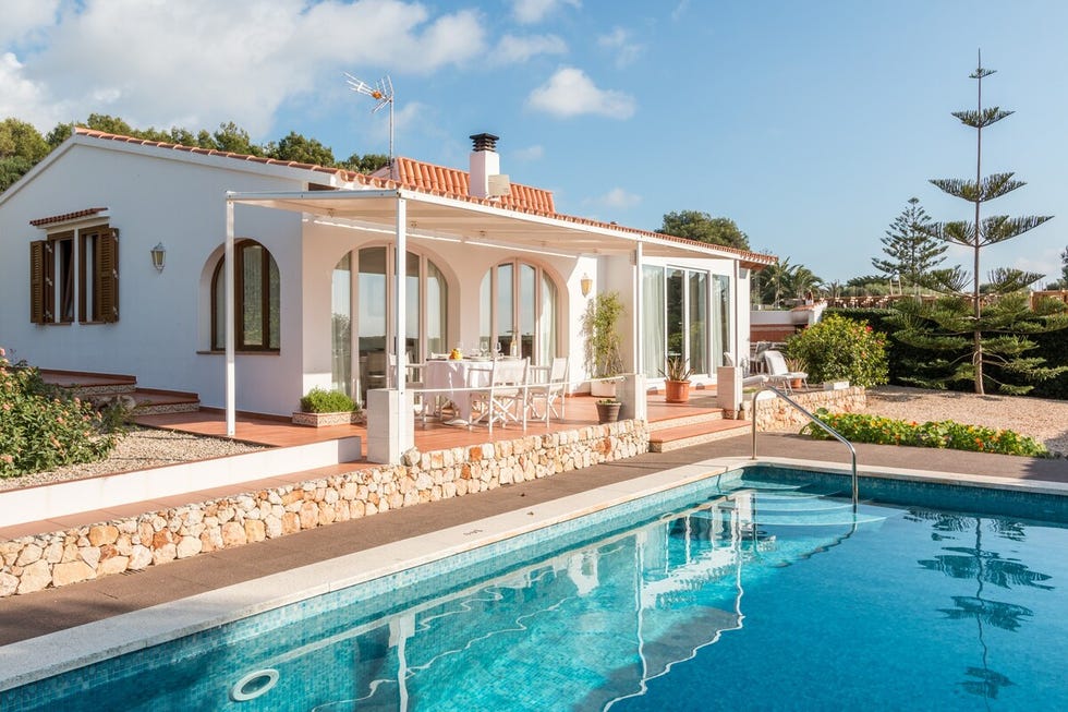 villa con piscina frente al mar