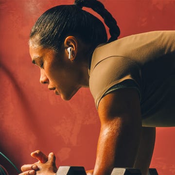 a woman doing a plank wearing a pair of earbuds a woman doing a plank wearing a pair of earbuds