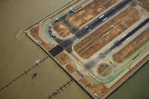 Een vliegtuig landt op San Francisco International Airport De luchthaven telt vier start en landingsbanen De foto toont een zeldzame blik op het aanvliegpunt van de landingsbanen 28links en rechts Op persoonlijk vlak was dit een van de meest uitdagende en spannendste fotovluchten die ik ooit heb gemaakt zegt Todorov
