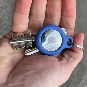 airtag apple precio una mano sujeta un llavero con un airtag
