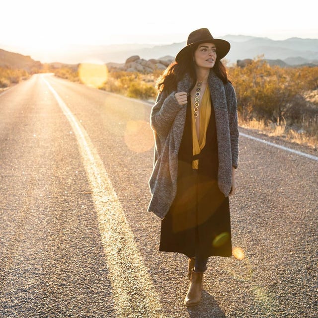aislinn derbez pasea en una carretera desierta