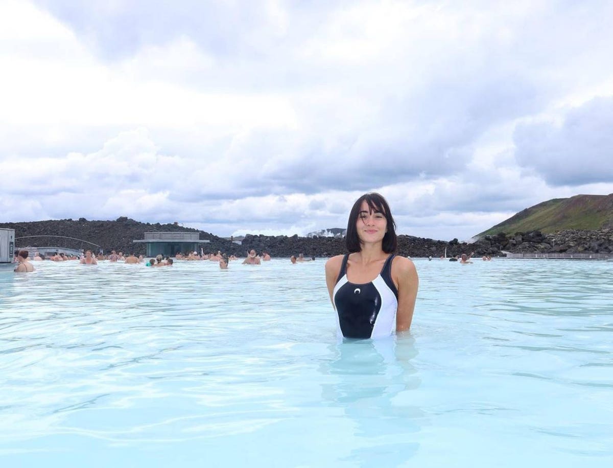 El bañador bicolor de Aitana perfecto para chicas con mucho pecho