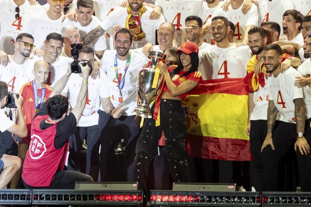 saitana con la seleccion en cibeles posa con la copa de europa