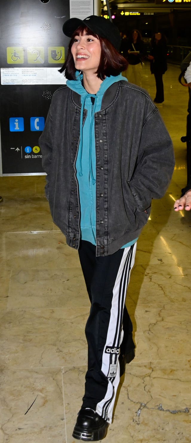 la cantante, vestida con ropa informal, en el aropuerto de madrid