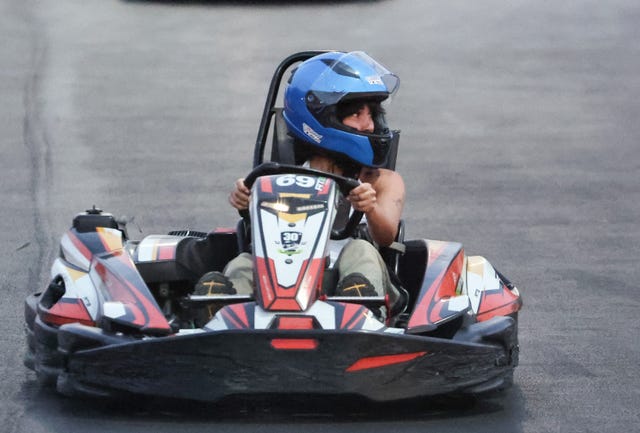 aitana con casco en un kart en una pista de karting en ibiza