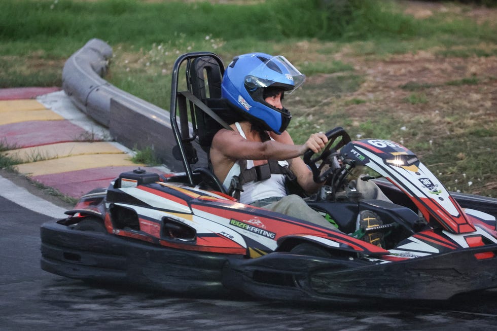 aitana y plex disfrutan de un dia de karts con amigos en ibiza