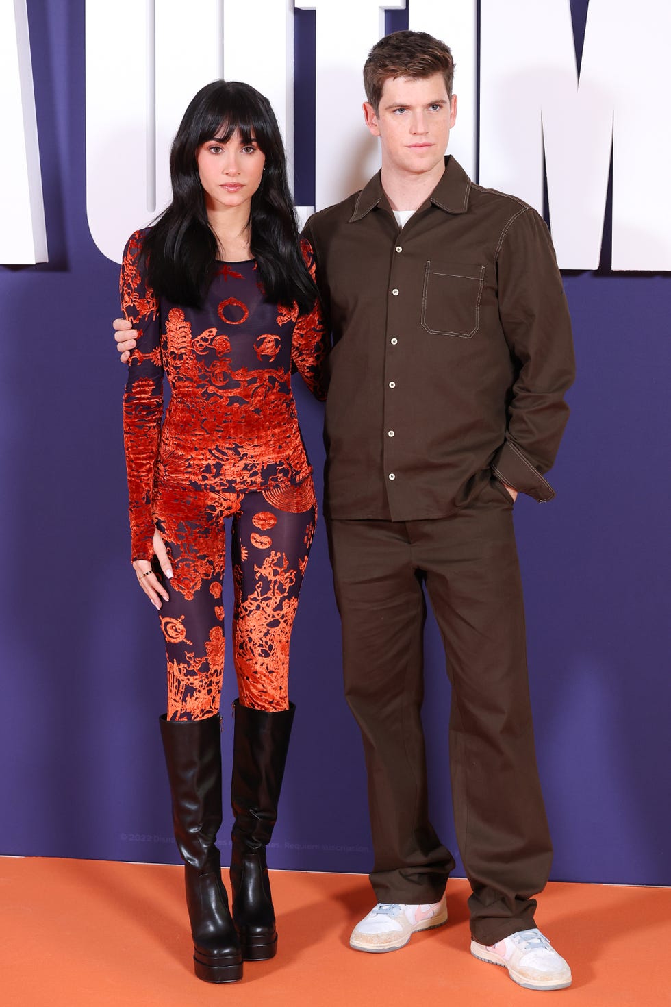 aitana y miguel bernardeau en el estreno de la serie la ultima