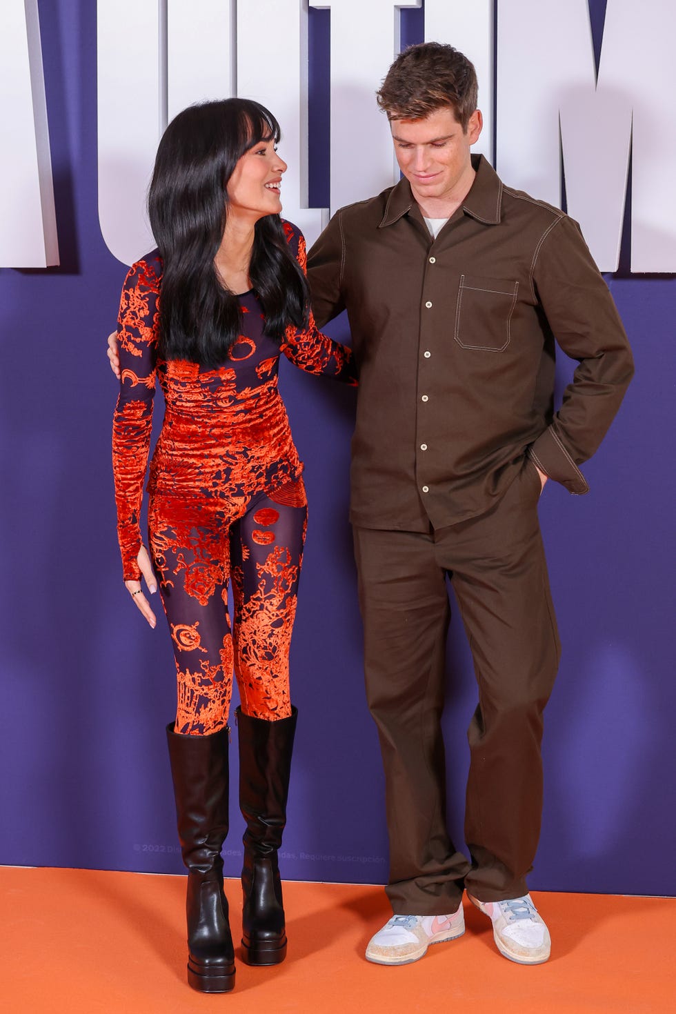 aitana y miguel bernardeau en el estreno de la serie la Última