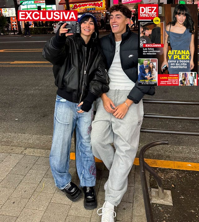 aitana y plex se hacen un selfie en japon