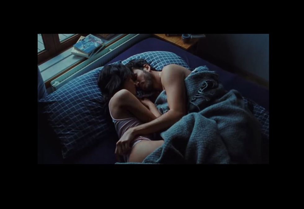 aitana y sebastian yatra en la cama en el videoclip de akureyri