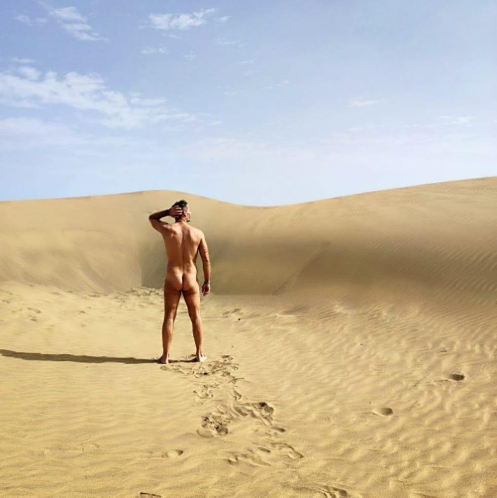 aitor trigos desnudo en la playa