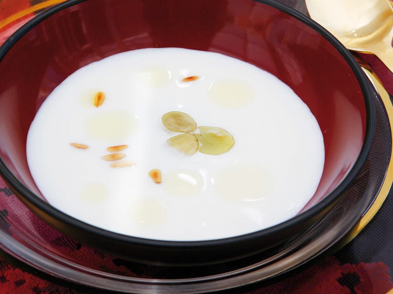 ajoblanco con piñones y uvas